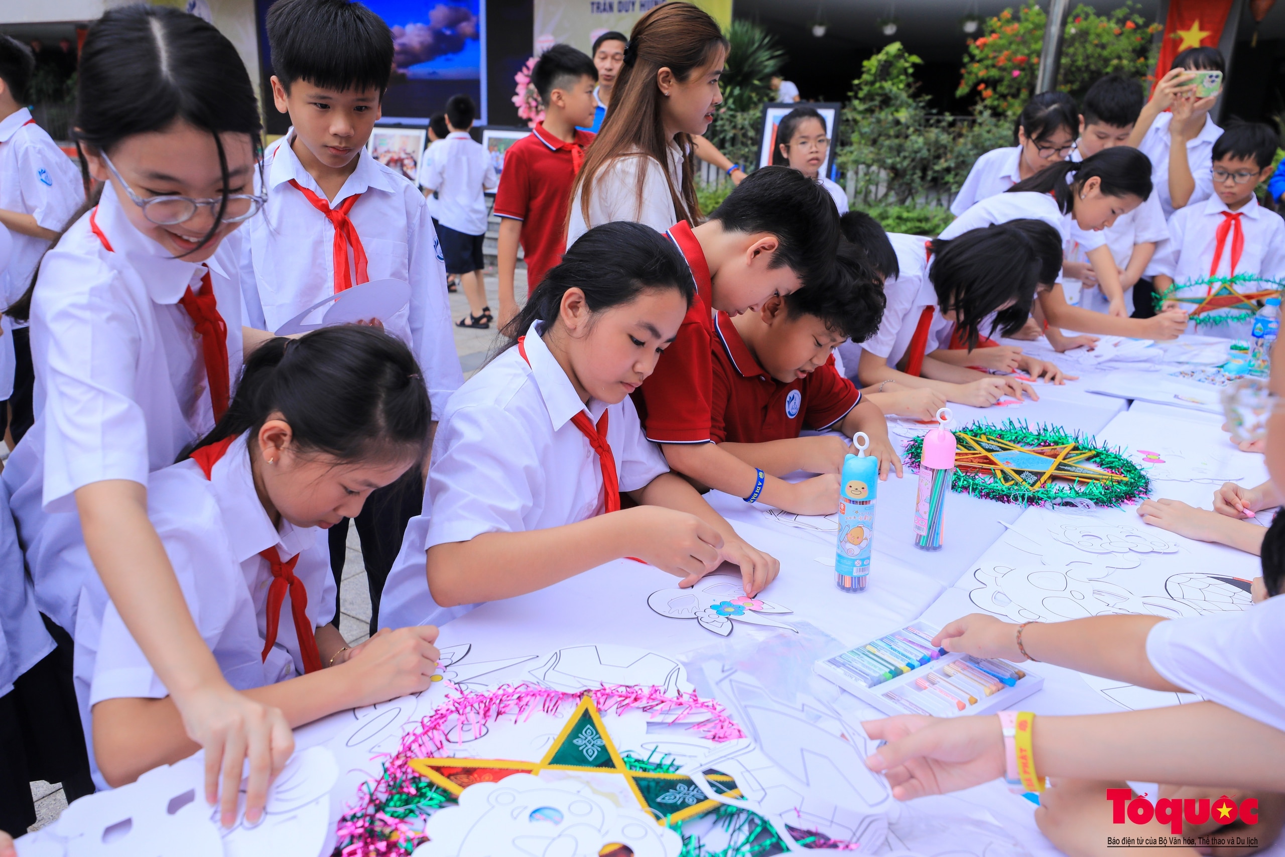 Học sinh thủ đô gửi thông điệp yêu thương trên đèn ông sao tới thiếu nhi Trường Sa dịp Trung thu - Ảnh 1.